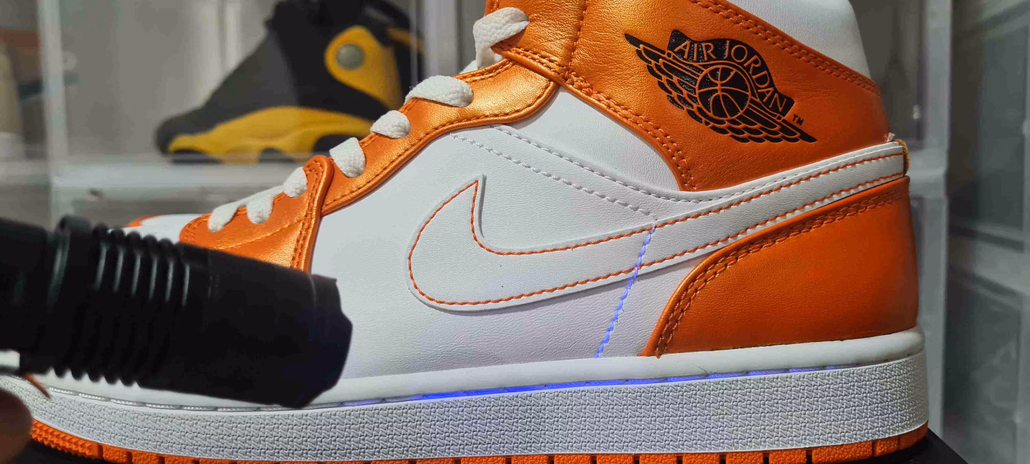 Air Jordan 1 Mid SE 'Electro Orange' DM3531-800 Air Jordan 1 Mid SE 'Electro Orange' DM3531-800